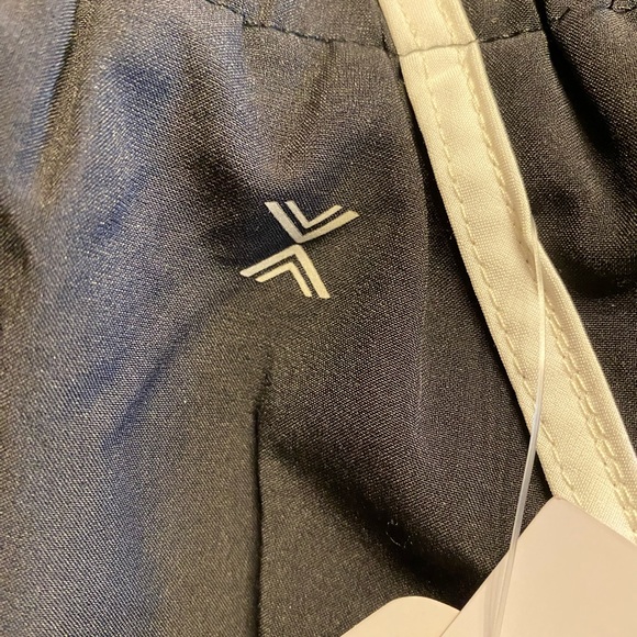 Women’s XL Mid-Rise Xersion black & white running shorts, NWT - Picture 8 of 13